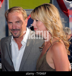 Kevin Costner, der in der motion picture Komödie Flügel stimmen Sterne', und seine Frau Christine Baumgartner an der Premiere des Films im El Capitan Theatre in Hollywood" in Los Angeles am 24. Juli 2008. (UPI Foto/Jim Ruymen) Stockfoto