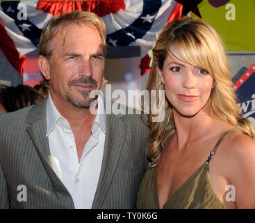 Kevin Costner, der in der motion picture Komödie Flügel stimmen Sterne', und seine Frau Christine Baumgartner an der Premiere des Films im El Capitan Theatre in Hollywood" in Los Angeles am 24. Juli 2008. (UPI Foto/Jim Ruymen) Stockfoto