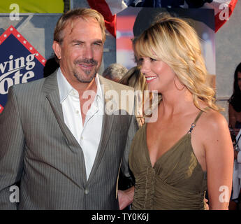 Kevin Costner, der in der motion picture Komödie Flügel stimmen Sterne', und seine Frau Christine Baumgartner an der Premiere des Films im El Capitan Theatre in Hollywood" in Los Angeles am 24. Juli 2008. (UPI Foto/Jim Ruymen) Stockfoto