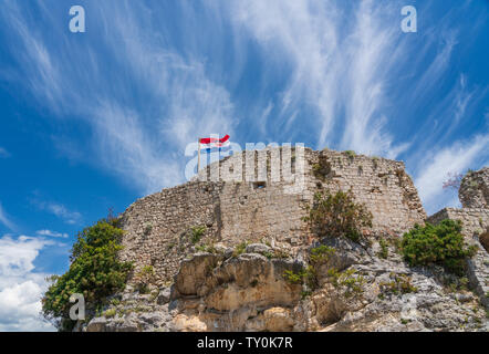 Flagge auf der Festung über der kroatischen Stadt Novigrad in der Gespanschaft Istrien Stockfoto