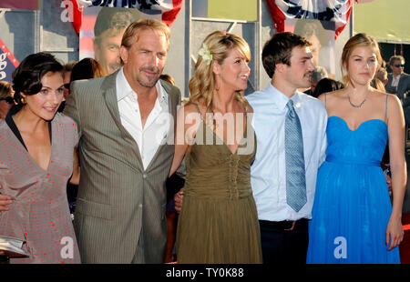 Kevin Costner (2-L), die in der motion picture Komödie Flügel stimmen Sterne", sorgt sich die Premiere des Films mit seiner Frau Christine (C) und seine Kinder Lily, Joe und Annie am El Capitan Theatre in Hollywood" in Los Angeles am 24. Juli 2008. (UPI Foto/Jim Ruymen) Stockfoto