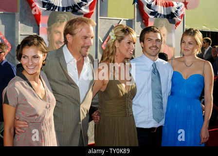 Kevin Costner (2-L), die in der motion picture Komödie Flügel stimmen Sterne", sorgt sich die Premiere des Films mit seiner Frau Christine (C) und seine Kinder Lily, Joe und Annie am El Capitan Theatre in Hollywood" in Los Angeles am 24. Juli 2008. (UPI Foto/Jim Ruymen) Stockfoto