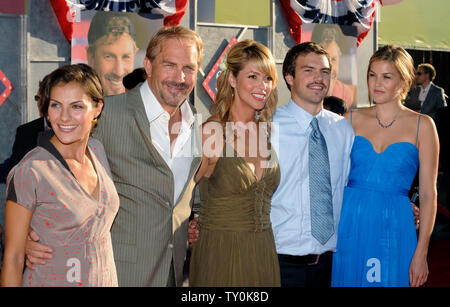 Kevin Costner (2-L), die in der motion picture Komödie Flügel stimmen Sterne", sorgt sich die Premiere des Films mit seiner Frau Christine (C) und seine Kinder Lily, Joe und Annie am El Capitan Theatre in Hollywood" in Los Angeles am 24. Juli 2008. (UPI Foto/Jim Ruymen) Stockfoto