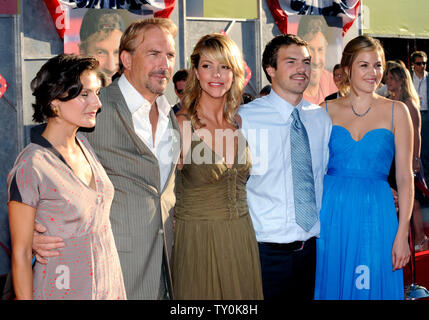 Kevin Costner (2-L), die in der motion picture Komödie Flügel stimmen Sterne", sorgt sich die Premiere des Films mit seiner Frau Christine (C) und seine Kinder Lily, Joe und Annie am El Capitan Theatre in Hollywood" in Los Angeles am 24. Juli 2008. (UPI Foto/Jim Ruymen) Stockfoto