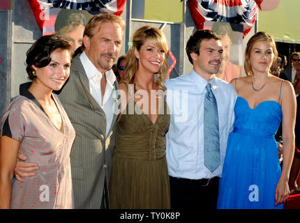 Kevin Costner (2-L), die in der motion picture Komödie Flügel stimmen Sterne", sorgt sich die Premiere des Films mit seiner Frau Christine (C) und seine Kinder Lily, Joe und Annie am El Capitan Theatre in Hollywood" in Los Angeles am 24. Juli 2008. (UPI Foto/Jim Ruymen) Stockfoto