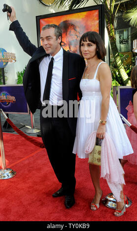 John Hannah, der Mitglied in der motion picture fantasy Thriller "Die Mumie: Das Grabmal des Drachenkaisers", sorgt sich die Premiere des Films mit seiner Frau Joanna Roth in Los Angeles am 27. Juli 2008. (UPI Foto/Jim Ruymen) Stockfoto