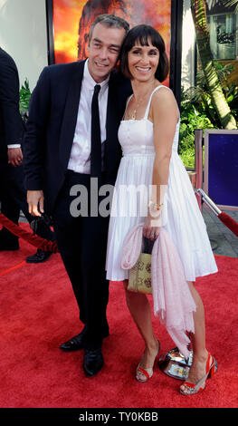 John Hannah, der Mitglied in der motion picture fantasy Thriller "Die Mumie: Das Grabmal des Drachenkaisers", sorgt sich die Premiere des Films mit seiner Frau Joanna Roth in Los Angeles am 27. Juli 2008. (UPI Foto/Jim Ruymen) Stockfoto