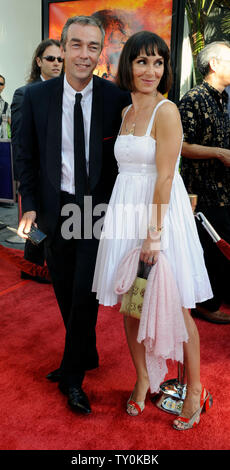 John Hannah, der Mitglied in der motion picture fantasy Thriller "Die Mumie: Das Grabmal des Drachenkaisers", sorgt sich die Premiere des Films mit seiner Frau Joanna Roth in Los Angeles am 27. Juli 2008. (UPI Foto/Jim Ruymen) Stockfoto