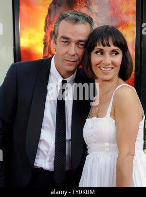 John Hannah, der Mitglied in der motion picture fantasy Thriller "Die Mumie: Das Grabmal des Drachenkaisers", sorgt sich die Premiere des Films mit seiner Frau Joanna Roth in Los Angeles am 27. Juli 2008. (UPI Foto/Jim Ruymen) Stockfoto