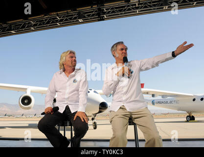 Die Virgin Group Gründer Milliardär Richard Branson (L) und Burt Rutan, Präsident von Scaled Composites, nehmen Sie Fragen der Presse nach der öffentlichen Roll-out von Virgin Galactic mutterschiff WhiteKnightTwo in Mojave, Kalifornien am 28. Juli 2008. Die twin Rumpf flugzeuge WhiteKnightTwo wird SpaceShipTwo kommerzielle Passagiere ins All zu starten. (UPI Foto/Jim Ruymen) Stockfoto