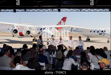 Die Virgin Group Gründer Milliardär Richard Branson (C) sitzt vor dem Mutterschiff Virgin Galactic WhiteKnightTwo während seiner öffentlichen Roll-out in Mojave, Kalifornien am 28. Juli 2008. Die twin Rumpf Flugzeuge White Knight Zwei tragen Raumschiff zwei kommerzielle Passagiere ins All zu starten. (UPI Foto/Jim Ruymen) Stockfoto