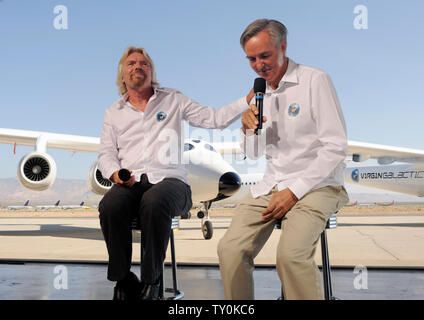 Die Virgin Group Gründer Milliardär Richard Branson (L) und Burt Rutan, Präsident von Scaled Composites, nehmen Sie Fragen der Presse nach der öffentlichen Roll-out von Virgin Galactic mutterschiff WhiteKnightTwo in Mojave, Kalifornien am 28. Juli 2008. Die twin Rumpf flugzeuge WhiteKnightTwo wird SpaceShipTwo kommerzielle Passagiere ins All zu starten. (UPI Foto/Jim Ruymen) Stockfoto