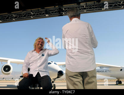 Die Virgin Group Gründer Milliardär Richard Branson (L) und Burt Rutan, Präsident von Scaled Composites, nehmen Sie Fragen der Presse nach der öffentlichen Roll-out von Virgin Galactic mutterschiff WhiteKnightTwo in Mojave, Kalifornien am 28. Juli 2008. Die twin Rumpf flugzeuge WhiteKnightTwo wird SpaceShipTwo kommerzielle Passagiere ins All zu starten. (UPI Foto/Jim Ruymen) Stockfoto