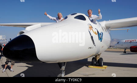 Die Virgin Group Gründer Milliardär Richard Branson (L) und Burt Rutan, Präsident von Scaled Composites, Wave aus dem Fenster von Virgin Galactic mutterschiff WhiteKnightTwo während seiner öffentlichen Roll-out in Mojave, Kalifornien am 28. Juli 2008. Die twin Rumpf flugzeuge WhiteKnightTwo wird SpaceShipTwo kommerzielle Passagiere ins All zu starten. (UPI Foto/Jim Ruymen) Stockfoto