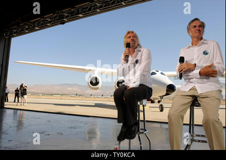 Die Virgin Group Gründer Milliardär Richard Branson (L) und Burt Rutan, Präsident von Scaled Composites, nehmen Sie Fragen der Presse nach der öffentlichen Roll-out von Virgin Galactic mutterschiff WhiteKnightTwo in Mojave, Kalifornien am 28. Juli 2008. Die twin Rumpf flugzeuge WhiteKnightTwo wird SpaceShipTwo kommerzielle Passagiere ins All zu starten. (UPI Foto/Jim Ruymen) Stockfoto