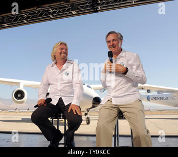 Die Virgin Group Gründer Milliardär Richard Branson (L) und Burt Rutan, Präsident von Scaled Composites, nehmen Sie Fragen der Presse nach der öffentlichen Roll-out von Virgin Galactic mutterschiff WhiteKnightTwo in Mojave, Kalifornien am 28. Juli 2008. Die twin Rumpf flugzeuge WhiteKnightTwo wird SpaceShipTwo kommerzielle Passagiere ins All zu starten. (UPI Foto/Jim Ruymen) Stockfoto