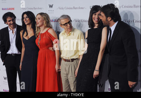 Darsteller der neue Direktor Woody Allens Film "Vicky Cristina Barcelona" (L-R), Chris Messina, Penelope Cruz, Scarlett Johansson, Direktor Allen, Rebecca Hall, Javier Bardem versammeln sich auf dem roten Teppich bei der Premiere des Films in Los Angeles am 4. August 2008 (UPI Foto/Jim Ruymen) Stockfoto