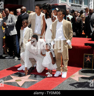 Sean Diddy Combs versammelt sich um seinen Stern mit seiner Freundin, Modell Kim Porter und ihre Kinder als Kämme erhält die 2, 262 Stern auf dem Hollywood Walk of Fame in Los Angeles am 2. Mai 2008. Kinder gezeigt (L-R) Kämme und Porter's Sohn Christian, Porter's Sohn Quincy Jones Brown Jr., Kämme und Porter's Zwillingstöchtern D'Lila Stern Kämme und Jessie James Kämme und Kämme und Porter's Sohn Justin Dior Kämme. (UPI Foto/Jim Ruymen) Stockfoto