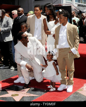 Sean Diddy Combs versammelt sich um seinen Stern mit seiner Freundin, Modell Kim Porter und ihre Kinder als Kämme erhält die 2, 262 Stern auf dem Hollywood Walk of Fame in Los Angeles am 2. Mai 2008. Kinder gezeigt (L-R) Kämme und Porter's Sohn Christian, Porter's Sohn Quincy Jones Brown Jr., Kämme und Porter's Zwillingstöchtern D'Lila Stern Kämme und Jessie James Kämme und Kämme und Porter's Sohn Justin Dior Kämme. (UPI Foto/Jim Ruymen) Stockfoto