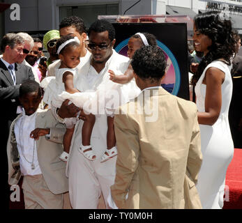 Sean Diddy Combs versammelt sich um seinen Stern mit seiner Freundin, Modell Kim Porter und ihre Kinder als Kämme erhält die 2, 262 Stern auf dem Hollywood Walk of Fame in Los Angeles am 2. Mai 2008. Kinder gezeigt (L-R) Kämme und Porter's Sohn Christian, Porter's Sohn Quincy Jones Brown Jr., Kämme und Porter's Zwillingstöchtern D'Lila Stern Kämme und Jessie James Kämme und Kämme und Porter's Sohn Justin Dior Kämme. (UPI Foto/Jim Ruymen) Stockfoto