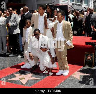 Sean Diddy Combs versammelt sich um seinen Stern mit seiner Freundin, Modell Kim Porter und ihre Kinder als Kämme erhält die 2, 262 Stern auf dem Hollywood Walk of Fame in Los Angeles am 2. Mai 2008. Kinder gezeigt (L-R) Kämme und Porter's Sohn Christian, Porter's Sohn Quincy Jones Brown Jr., Kämme und Porter's Zwillingstöchtern D'Lila Stern Kämme und Jessie James Kämme und Kämme und Porter's Sohn Justin Dior Kämme. (UPI Foto/Jim Ruymen) Stockfoto