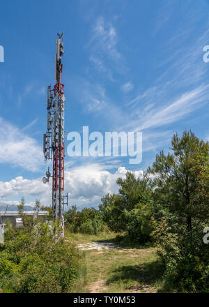 Ländliche cellphone Turm in Kroatien die mobile phone service Stockfoto