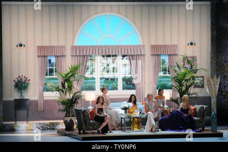 Die Besetzung von 'Desperate Housewives' Dana Delany, Marcia Cross, Teri Hatcher, Felicity Huffman, Eva Longoria und Nicollette Sheridan (L-R) auf die Bühne, auf der 60. jährlichen Primetime Emmy Awards in Los Angeles am 21. September 2008. (UPI Foto/Jim Ruymen) Stockfoto