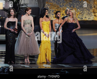 Die Besetzung von 'Desperate Housewives' Dana Delany, Marcia Cross, Teri Hatcher, Eva Longoria, Felicity Huffman und Nicollette Sheridan (L-R) auf die Bühne, auf der 60. jährlichen Primetime Emmy Awards in Los Angeles am 21. September 2008. (UPI Foto/Jim Ruymen) Stockfoto