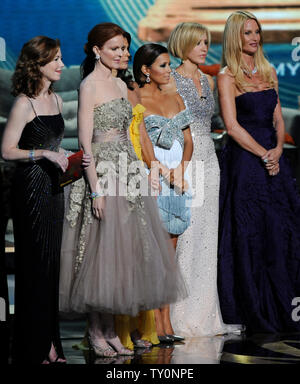 Die Besetzung von 'Desperate Housewives' Dana Delany, Marcia Cross, Teri Hatcher, Eva Longoria, Felicity Huffman und Nicollette Sheridan (L-R) auf die Bühne, auf der 60. jährlichen Primetime Emmy Awards in Los Angeles am 21. September 2008. (UPI Foto/Jim Ruymen) Stockfoto