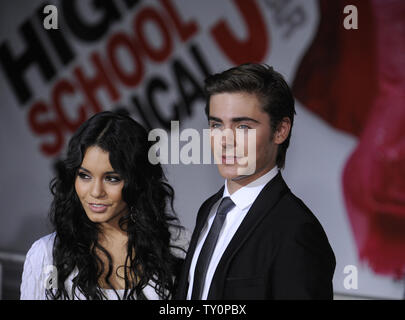 Darsteller Vanessa Hudgens (L) und Zac Efron Besuchen die Premiere von "High School Musical 3: Senior Year' in Los Angeles am 16. Oktober 2008. (UPI Foto/Phil McCarten) Stockfoto