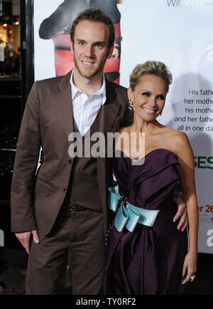 Kristin Chenoweth, der Mitglied in der motion picture Komödie "Four Christmases", die Premiere des Films mit ihrem Freund Charlie McDowell am Grauman's Chinese Theater in Hollywood" in Los Angeles am 20 November, 2008 besucht. (UPI Foto/Jim Ruymen) Stockfoto