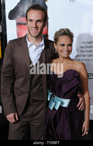 Kristin Chenoweth, der Mitglied in der motion picture Komödie "Four Christmases", die Premiere des Films mit ihrem Freund Charlie McDowell am Grauman's Chinese Theater in Hollywood" in Los Angeles am 20 November, 2008 besucht. (UPI Foto/Jim Ruymen) Stockfoto