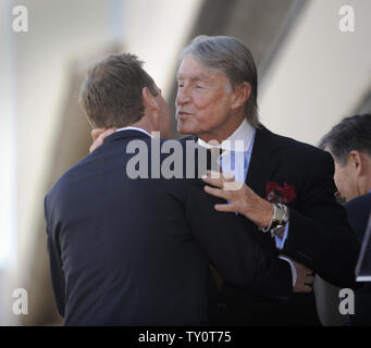 Donald Sutherland (L) Umarmungen Regisseur Joel Schumacher an der Enthüllungsfeier Sutherland ehrt mit einem Stern auf dem Hollywood Walk of Fame am 9. Dezember 2008. (UPI Foto/Phil McCarten) Stockfoto