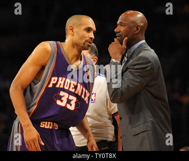 Phoenix Suns "Grant Hill spricht mit Head Coach Terry Porter während der zweiten Hälfte gegen die Los Angeles Lakers im Staples Center in Los Angeles am 10. Dezember 2008. Die Lakers besiegten die Sonnen 115-110. (UPI Foto/Jon SooHoo) Stockfoto