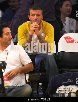 Fußball-Star David Beckham Uhren die Los Angeles Lakers Spiel gegen die New York Knicks während der zweiten Hälfte Aktion bei Staples Center in Los Angeles am 16. Dezember 2008. Die Lakers schlagen die Knicks 116-114. (UPI Foto/Jon SooHoo) Stockfoto