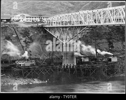 Hintere Ansicht von Osten pier, Regierung Autobahnbrücke, von der West Bank.; Umfang und Inhalt: Foto aus Band 2 einer Reihe von Fotoalben Dokumentation der Bau des Grand Coulee Dam und die damit verbundenen Arbeiten auf dem Columbia Basin Project. Stockfoto