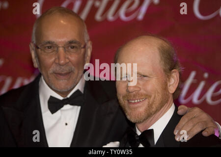 Regisseur Ron Howard (R) und Frank Langella nehmen an der 20. jährlichen Palm Springs International Film Festival Awards Gala in Palm Springs, Kalifornien, am 6. Januar 2009. (UPI Foto/Hector Mata) Stockfoto