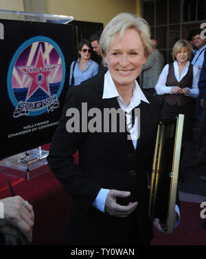 Schauspielerin Glenn Close die Winzer der Moment, nachdem Sie mit der 2,378 th Stern auf dem Hollywood Walk of Fame geehrt wurde während einer enthüllungsfeier in Los Angeles am 12. Januar 2009. (UPI Foto/Jim Ruymen) Stockfoto