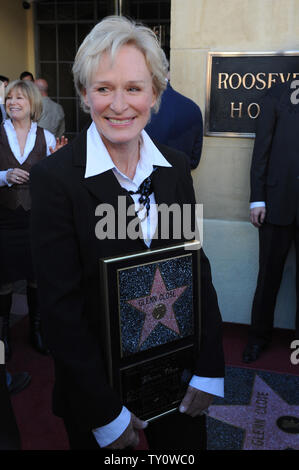 Schauspielerin Glenn Close die Winzer der Moment, nachdem Sie mit der 2,378 th Stern auf dem Hollywood Walk of Fame geehrt wurde während einer enthüllungsfeier in Los Angeles am 12. Januar 2009. (UPI Foto/Jim Ruymen) Stockfoto