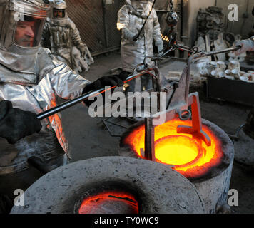 Handwerker bereiten Sie die geschmolzene Bronze Metall in Formen während der Besetzung der Screen Actors Guild Award gegossen zu werden statuetten in der American Fine Arts Gießerei in Burbank, Kalifornien am 14. Januar 2009. Der Schauspieler Statuetten wird Sieger während des 15. jährlichen SAG Awards bis zum 25. Januar in Los Angeles statt übergeben werden. (UPI Foto/Jim Ruymen) Stockfoto