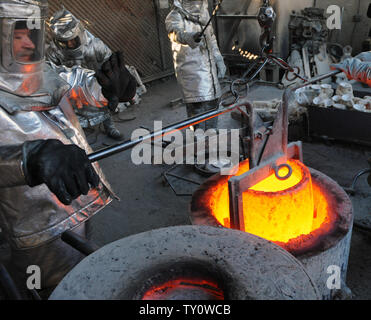 Handwerker bereiten Sie die geschmolzene Bronze Metall in Formen während der Besetzung der Screen Actors Guild Award gegossen zu werden statuetten in der American Fine Arts Gießerei in Burbank, Kalifornien am 14. Januar 2009. Der Schauspieler Statuetten wird Sieger während des 15. jährlichen SAG Awards bis zum 25. Januar in Los Angeles statt übergeben werden. (UPI Foto/Jim Ruymen) Stockfoto