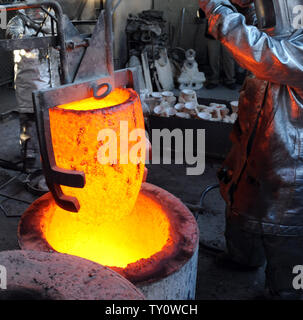 Handwerker bereiten Sie die geschmolzene Bronze Metall in Formen während der Besetzung der Screen Actors Guild Award gegossen zu werden statuetten in der American Fine Arts Gießerei in Burbank, Kalifornien am 14. Januar 2009. Der Schauspieler Statuetten wird Sieger während des 15. jährlichen SAG Awards bis zum 25. Januar in Los Angeles statt übergeben werden. (UPI Foto/Jim Ruymen) Stockfoto