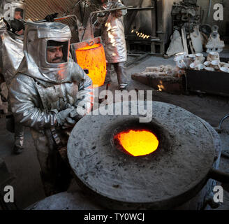 Handwerker bereiten Sie die geschmolzene Bronze Metall in Formen während der Besetzung der Screen Actors Guild Award gegossen zu werden statuetten in der American Fine Arts Gießerei in Burbank, Kalifornien am 14. Januar 2009. Der Schauspieler Statuetten wird Sieger während des 15. jährlichen SAG Awards bis zum 25. Januar in Los Angeles statt übergeben werden. (UPI Foto/Jim Ruymen) Stockfoto