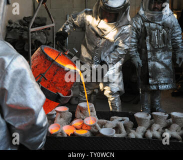 Geschmolzene Bronze Metall wird in Formen während der Besetzung der Screen Actors Guild Award gegossen Statuetten in der American Fine Arts Gießerei in Burbank, Kalifornien am 14. Januar 2009. Der Schauspieler Statuetten wird Sieger während des 15. jährlichen SAG Awards bis zum 25. Januar in Los Angeles statt übergeben werden. (UPI Foto/Jim Ruymen) Stockfoto