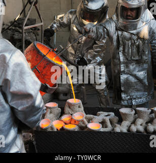 Geschmolzene Bronze Metall wird in Formen während der Besetzung der Screen Actors Guild Award gegossen Statuetten in der American Fine Arts Gießerei in Burbank, Kalifornien am 14. Januar 2009. Der Schauspieler Statuetten wird Sieger während des 15. jährlichen SAG Awards bis zum 25. Januar in Los Angeles statt übergeben werden. (UPI Foto/Jim Ruymen) Stockfoto