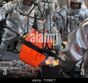 Geschmolzene Bronze Metall wird in Formen während der Besetzung der Screen Actors Guild Award gegossen Statuetten in der American Fine Arts Gießerei in Burbank, Kalifornien am 14. Januar 2009. Der Schauspieler Statuetten wird Sieger während des 15. jährlichen SAG Awards bis zum 25. Januar in Los Angeles statt übergeben werden. (UPI Foto/Jim Ruymen) Stockfoto