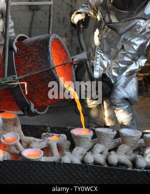 Geschmolzene Bronze Metall wird in Formen während der Besetzung der Screen Actors Guild Award gegossen Statuetten in der American Fine Arts Gießerei in Burbank, Kalifornien am 14. Januar 2009. Der Schauspieler Statuetten wird Sieger während des 15. jährlichen SAG Awards bis zum 25. Januar in Los Angeles statt übergeben werden. (UPI Foto/Jim Ruymen) Stockfoto