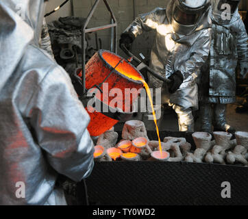 Geschmolzene Bronze Metall wird in Formen während der Besetzung der Screen Actors Guild Award gegossen Statuetten in der American Fine Arts Gießerei in Burbank, Kalifornien am 14. Januar 2009. Der Schauspieler Statuetten wird Sieger während des 15. jährlichen SAG Awards bis zum 25. Januar in Los Angeles statt übergeben werden. (UPI Foto/Jim Ruymen) Stockfoto