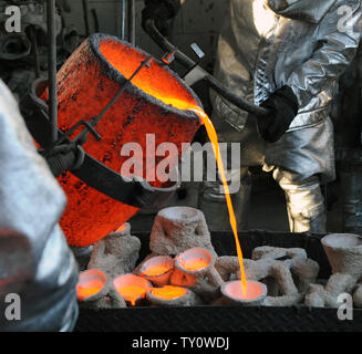 Geschmolzene Bronze Metall wird in Formen während der Besetzung der Screen Actors Guild Award gegossen Statuetten in der American Fine Arts Gießerei in Burbank, Kalifornien am 14. Januar 2009. Der Schauspieler Statuetten wird Sieger während des 15. jährlichen SAG Awards bis zum 25. Januar in Los Angeles statt übergeben werden. (UPI Foto/Jim Ruymen) Stockfoto