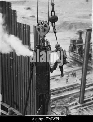 Fahren Stahl in einer Schließung Zelle anhäufen mit einem 6-1/2-Fuß-Tonne Dampf Hammer.; Umfang und Inhalt: Foto aus Band 2 einer Reihe von Fotoalben Dokumentation der Bau des Grand Coulee Dam und die damit verbundenen Arbeiten auf dem Columbia Basin Project. Stockfoto